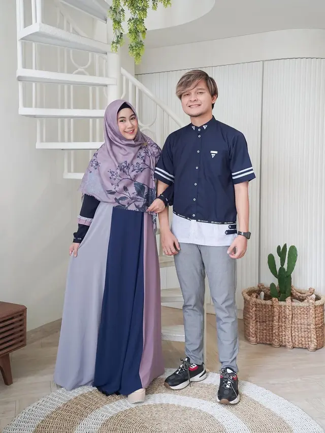7 Potret Anisa Rahma dan Anandito Pakai Baju Couple, Kompak Banget