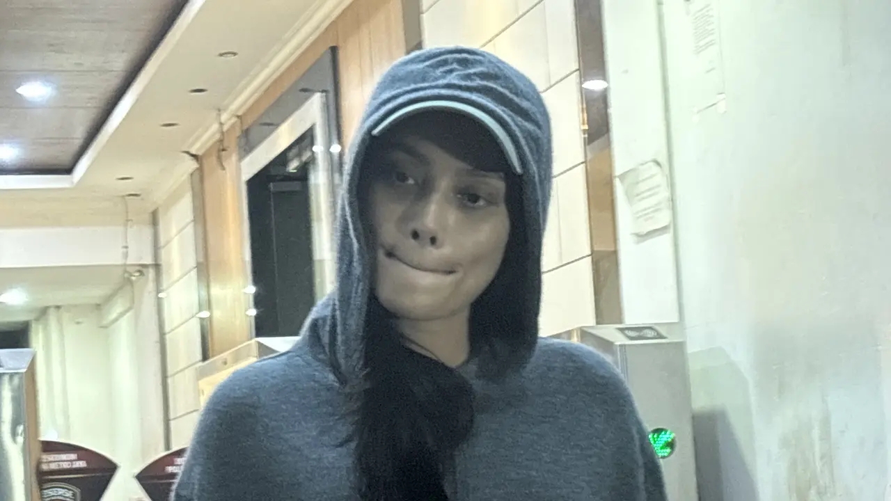Artis Erika Carlina di Polda Metro Jaya, Kamis (24/7/2025) (Liputan6.com/Ady Anugrahadi)