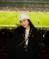 Azizah Salsha baru saja mengunggah beberapa potret dirinya menonton pertandingan bola di Old Trafford Stadium. Tak disangka-sangka, ternyata istri pesebak bola Pratama Arhan ini merupakan fans dari klub MU. [Foto: Instagram/azizahsalsha_]