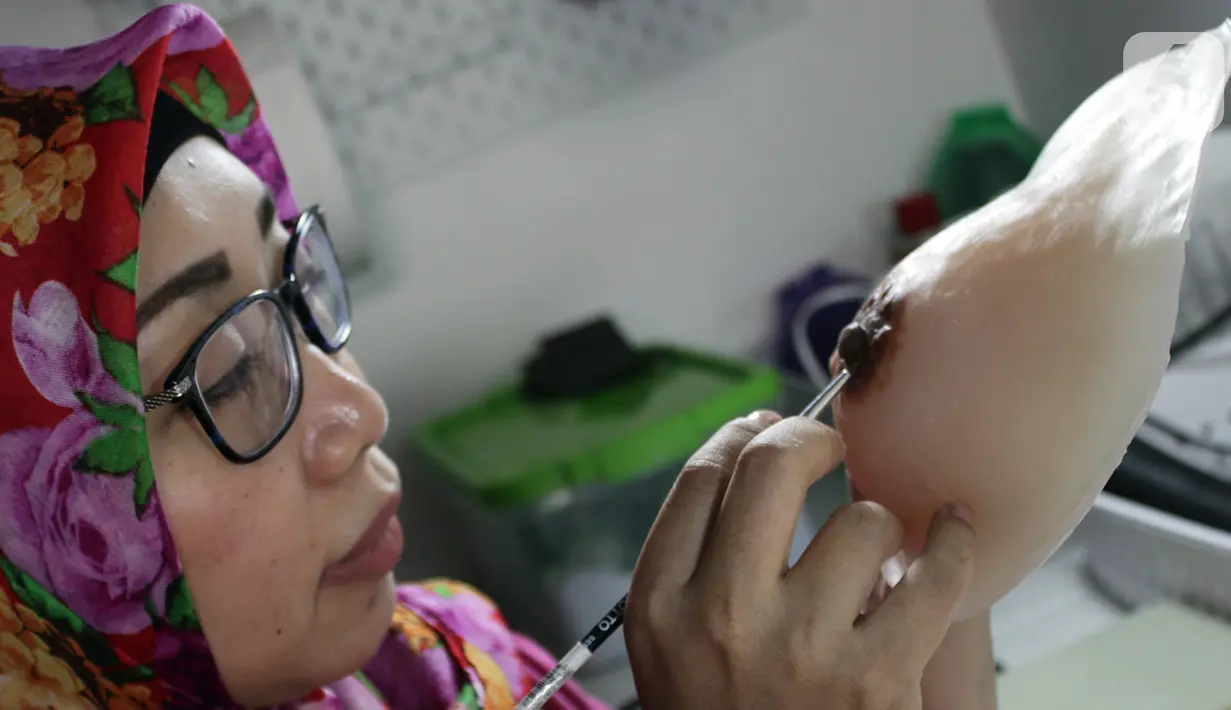 Desy Pujiarsi membuat payudara prostetik di Jalan Kalimantan, Villa Bintaro, Jombang, Ciputat, Tangerang Selatan, Banten, Sabtu (26/10/2019). Desy membuat payudara prostetik untuk penyintas kanker payudara yang sudah diangkat. (merdeka.com/Arie Basuki)