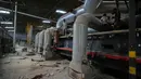 Para pekerja tiba untuk melakukan pekerjaan pemeliharaan di sebuah pabrik keramik yang tutup di Morbi, negara bagian Gujarat, India, Rabu 8 April 2026. Industri keramik di Morbi, negara bagian Gujarat, India, menghadapi krisis akibat kekurangan 
pasokan bahan bakar. (AP Photo/Ajit Solanki)