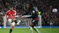 Gelandang Manchester United, Bruno Fernandes (kiri), gagal mencetak gol setelah tembakannya ditepis dalam pertandingan Liga Inggris antara Manchester United dan Tottenham Hotspur di Stadion Old Trafford, Manchester, Sabtu (10/10/2026). (Paul Ellis / AFP)
