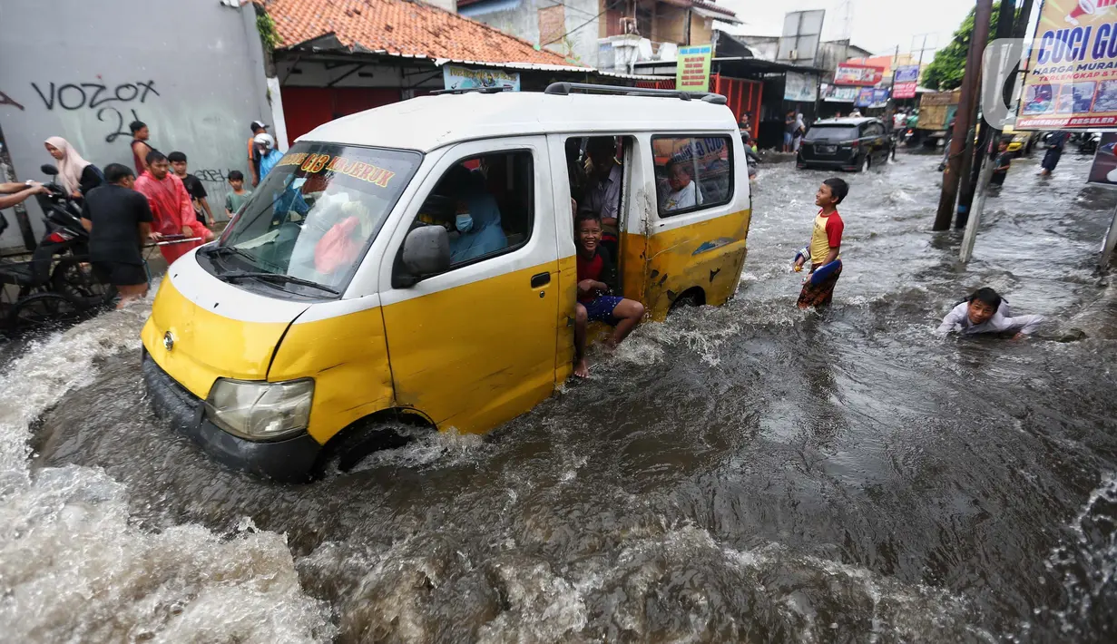 Banjir yang menggenangi jalan tersebut disebabkan oleh tingginya curah hujan dan sistem drainase yang buruk. (Liputan6.com/Angga Yuniar)