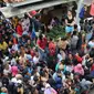 Warga rela berdesak-desakan saat menunggu rekonstruksi dimulai, meski akhirnya ditunda karena banyaknya warga. (Liputan6.com/Pramita Tristiawati)