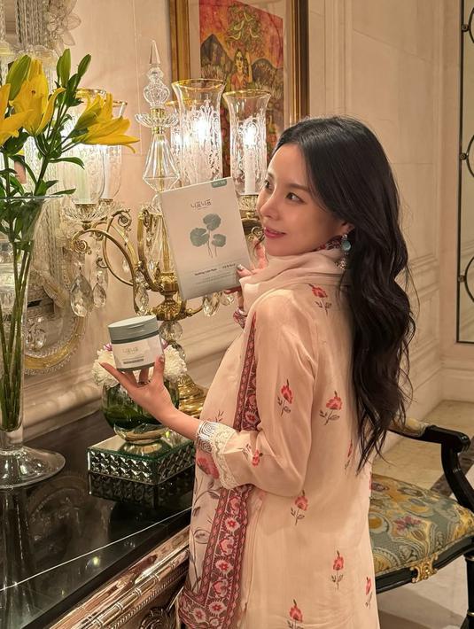 Penampilan Jiwoo dalam balutan busana khas India telah menarik perhatian tidak hanya dari penggemarnya di India, tetapi juga di seluruh dunia. Banyak yang memuji usahanya untuk menghormati budaya lokal melalui gaya berpakaian. Dengan pesonanya yang memukau dan produk kecantikannya yang segera hadir di pasar India, Jiwoo berhasil membuat kesan mendalam selama kunjungannya. (Liputan6.com/IG/@mejiwoo103)