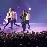 Boy band Korea Selatan, iKON tampil menghibur penonton pada upacara penutupan Asian Games 2018 di Stadion Gelora Bung Karno, Jakarta, Minggu (2/9). Mereka membawakan lagu Love Scenario dan Rhthym Ta. (Liputan6.com/Helmi Fithriansyah)