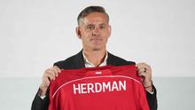 Sebagai informasi, John Herdman datang ke Indonesia dengan membawa sejumlah pengalaman sukses, terutama saat bertugas di Kanada. Dia mengantar timnas putri Kanada meraih dua medali perunggu berturut-turut dalam Olimpiade 2012 dan 2016. Tampak dalam foto, pelatih kepala tim nasional sepak bola Indonesia yang baru, John Herdman memegang jersey tim yang bertuliskan namanya saat konferensi pers di Jakarta, Selasa 13 Januari 2026. (AP Photo/Achmad Ibrahim)