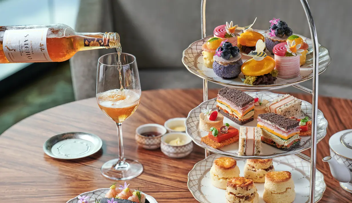 Menampilkan buah-buahan musiman, menu afternoon tea di hotel ini menawarkan rasa dingin yang menyegarkan dengan Yuzu-Pineapple Cheesecake, Foie Gras Tartlet dengan Raspberry dan Rum Raisin Scones dipasangkan dengan koktail teh, mocktail, atau teh khas. (Foto Grand Hyatt)