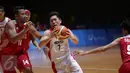 Pebasket Indonesia, Adhi Pratama Prasetyo Putra (kiri) mengejar pemain Singapura, Qingde Wu di laga semifinal SEA Games ke-28 di OCBC Arena Singapore, Minggu (14/6/2015). Indonesia unggul 87-74 atas Singapura. (Liputan6.com/Helmi Fithriansyah)