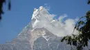 Foto yang diabadikan pada 9 November 2020 ini menunjukkan pemandangan pegunungan Annapurna di Nepal. (Xinhua/Tang Wei)