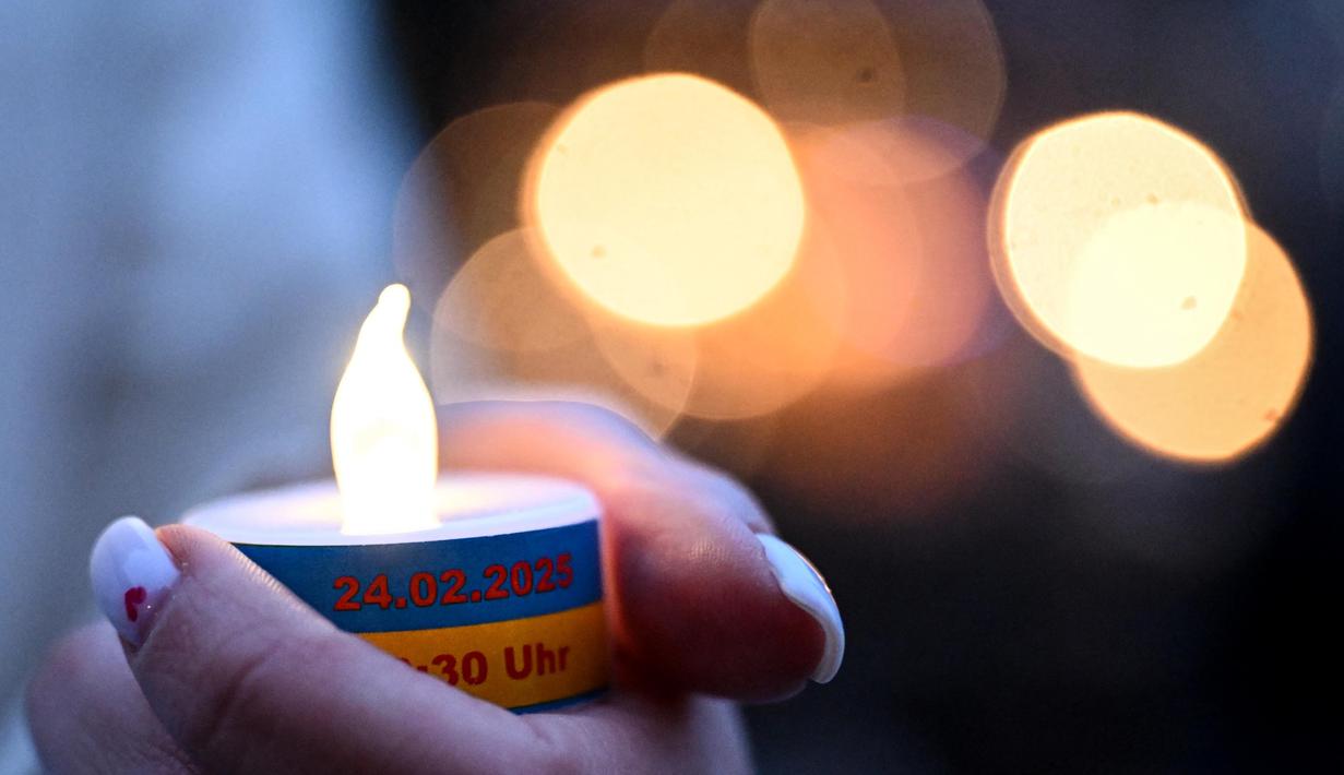 Para demonstran mengambil bagian dalam unjuk rasa untuk mendukung Ukraina, untuk menandai tahun ketiga invasi militer Rusia ke Ukraina, di Frankfurt, Jerman pada 24 Februari 2025. (Foto: AFP)