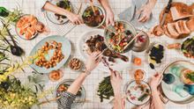 Ilustrasi makan bersama. (iStockphoto)