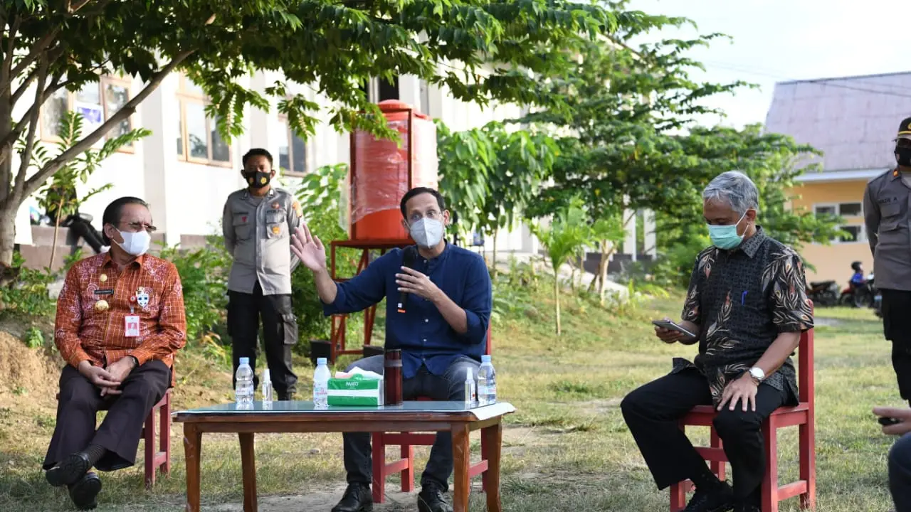 Menteri Pendidikan dan Kebudayaan, Nadiem Anwar Makarim, saat berkunjung ke SMKN 8 Palu. (dok Kemendikbud)