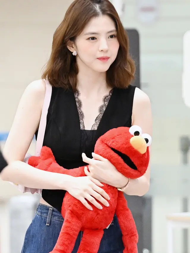 Han So Hee Kenakan Tas Dior Koleksi Terbaru. [Dior]