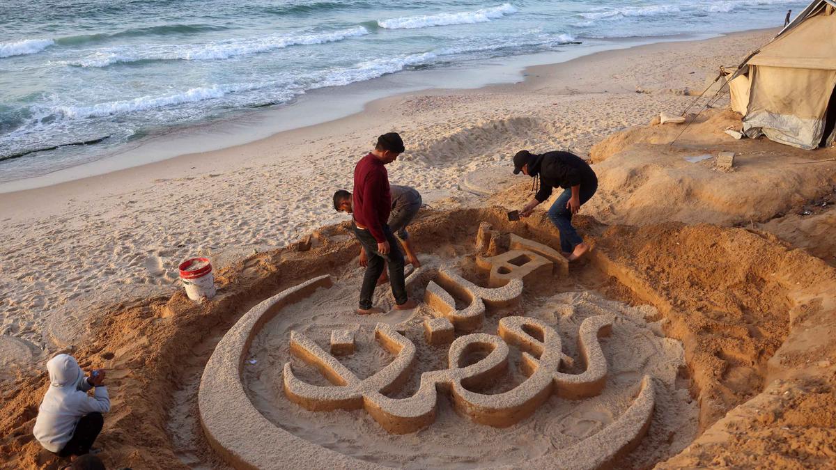 Simbol Ketahanan dan Harapan, Seniman Palestina Buat Ucapan Selamat Datang Ramadan di Atas Pasir
