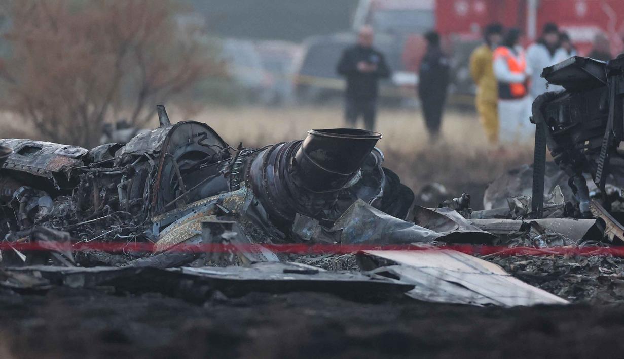 Insiden ini dikonfirmasi langsung oleh Kementerian Pertahanan Turki. Tampak dalam foto, Reruntuhan terlihat di lokasi kecelakaan pesawat angkut militer Turki C-130 di kawasan Sighnaghi di perbatasan Georgia-Azerbaijan, Rabu 12 November 2025. (Giorgi ARJEVANIDZE/AFP)