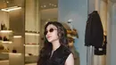Tampil serba hitam memang jadi cara teraman. Seperti Azizah Salsha yang padukan vest hitam berkantung dengan celana panjang hitam [@azizahsalsha_]