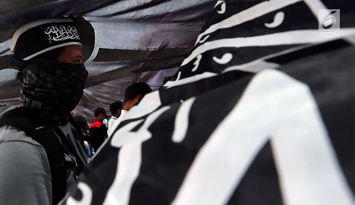 Ormas Islam membentangkan bendera saat menggelar aksi unjuk rasa di depan Gedung DPR, Jalan Gatot Subroto, Jakarta, Selasa (24/10). (Liputan6.com/JohanTallo)