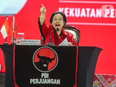 Ketua Umum Partai Demokrasi Indonesia Perjuangan (PDIP) Megawati Soekarnoputri menyampaikan pidato pada penutupan Rakernas V PDIP di Beach City International Stadium, Ancol, Jakarta, Minggu (26/5/2024). (Liputan6.com/Angga Yuniar)