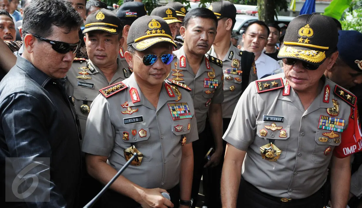 Kapolri Jenderal Tito Karnavian setibanya di lokasi penggerebekan teroris Tangerang Selatan (Tangsel), Banten, Rabu (21/12). Penggerebekan terduga teroris di Tangsel merupakan hasil pengembangan dari kasus bom panci di Bekasi. (Liputan6.com/Helmi Afandi)