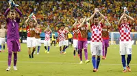 Pemain Timnas Kroasia memberikan applaus kepada para suporter yang menyaksikan langsung laga penyisihan Piala Dunia 2014 Grup A di Stadion Amazonia, Manaus, Brasil, (19/6/2014). (REUTERS/Siphiwe Sibeko) 