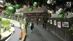 Pejalan kaki melintasi ornamen Natal yang menghiasi tempat penyeberangan orang (TPO) Kota Tua, Jakarta, Kamis (20/12). TPO yang menghubungkan Stasiun Kota Tua dan Halte Transjakarta tersebut berhias ornamen Natal dan Tahun Baru. (Merdeka.com/IqbalNugroho)