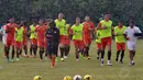 Persija Jakarta kembali menjalani sesi latihan di Markas Yon Zikon 13, Jakarta (2/1/2015). (Liputan6.com/Miftahul Hayat)