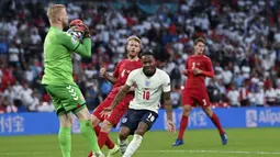 Peluang pertama lahir menit 12' melalui upaya Raheem Sterling. Tendangannya mengarah ke gawang, tapi tak cukup kuat untuk menembus gawang Kasper Schmeichel. (Foto: AP/Pool/Paul Ellis)