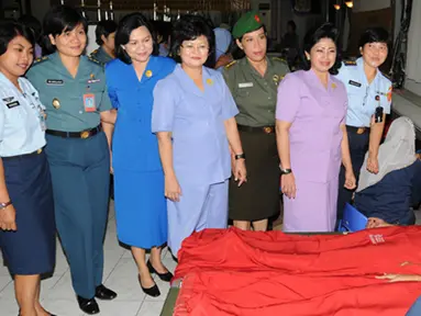 Citizen6, Jakarta: Pelaksanaan kegiatan ini bertepatan pula dengan Apel Bersama Wanita TNI yang diperingati setiap 21 April. Sejumlah Wanita TNI ikut berpartisipasi dalam donor darah ini. (Pengirim: Badarudin Bakri)