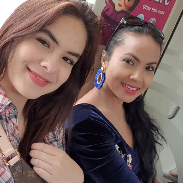 6 Potret Steffi Zamora dan Ibunda, Bak Kakak Adik