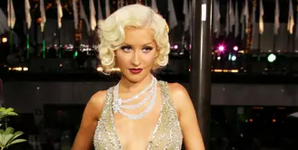 Christina Aguilera menjadi cover majalah Paper. Namun uniknya, ia tampil dengan gaya yang tak biasanya. (GRAMMY.com)