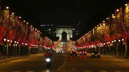 Champs-Elysees Avenue dan Arc de Triomphe tampak terang usai lampu Natal dinyalakan di Paris, Prancis, pada 22 November 2020. Upacara penyalaan lampu digelar pada Minggu (22/11), tetapi penonton tidak diizinkan datang ke lokasi lantaran diberlakukannya kebijakan lockdown COVID-19. (Xinhua/Gao Jing)