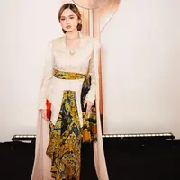 Syifa Hadju tampil dengan kebaya coklat kutu baru modifikasi yang memiliki aksen cape panjang dipadukan kain corak batik untuk belt dan bawahan yang senada. [@syifahadju]