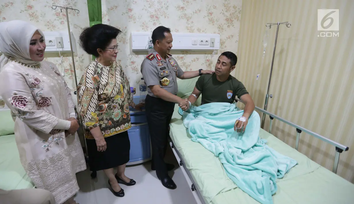 Kapolri Jenderal Tito Karnavian bersalaman dengan pasien saat meninjau gedung Perawatan VIP dan VVIP Anton Sudjarwo usai diresmikan di Rumah Sakit Bhayangkara (RS Polri) Kramat Jati, Jakarta, Kamis (28/12). (Liputan6.com/Faizal Fanani)