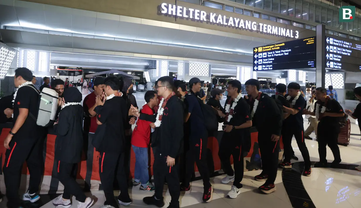 Timnas Futsal Indonesia tiba di Tanah Air usai menjadi juara ASEAN Futsal Championship 2024 di Thailand. Skuad asuhan Hector Souto tiba di Terminal 3 Bandara Soekarno-Hatta, Tangerang, Senin (11/11/2024) malam WIB.