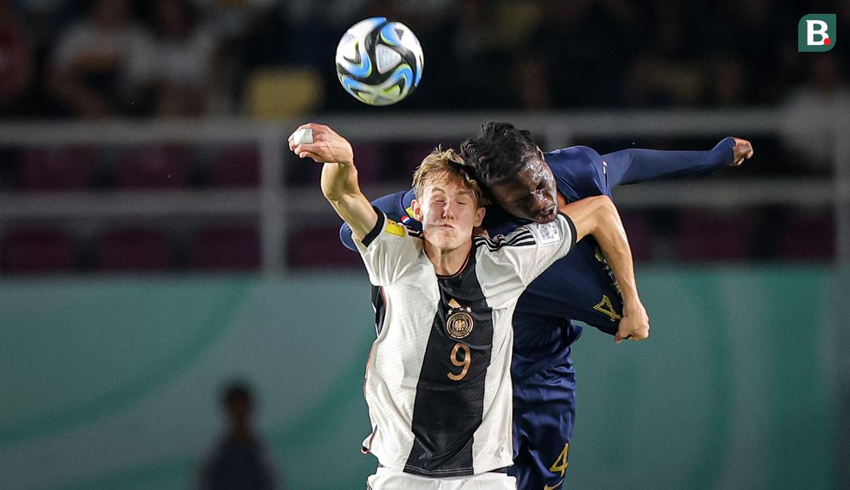 <p>Pemain Timnas Jerman U-17, Max Moerstedt (kiri) berduel udara dengan pemain Timnas Prancis U-17, Bastien Meupiyou pada laga final Piala Dunia U-17 2023 di Stadion Manahan, Solo, Sabtu (2/12/2023). (Bola.com/Bagaskara Lazuardi)</p>