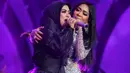 Penyanyi kakak beradik Syahrini dan Aisyahrani kembali berduet. Seperti diketahui, sebelum Syahrini memutuskan bersolo karier, sebelumnya tampil bersama dalam duo Geulis. (Adrian Putra/Bintang.com)