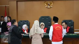 Penyanyi religi Sulis dan terdakwa Ahmad Nizar Fahmi berbincang dengan ketua hakim saat persidangan kasus penipuan investasi percetakan di Pengadilan Negeri Depok, Jawa barat, Selasa (17/1). (Liputan6.com/Herman Zakharia)