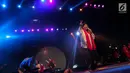 Penyanyi Titiek Puspa bernyanyi saat acara Kaleidoskop dan Terima Kasih Gubernur 2012-2017, di Lapangan Banteng, Jakarta, Sabtu (14/10). Kegiatan tersebut sebagai penyampaian apresiasi kepada Gubernur DKI Jakarta. (Liputan6.com/Faizal Fanani)