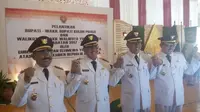 Sultan HB X mengambil sumpah jabatan Bupati Kulonprogo dan Wali Kota Yogya di Bangsal Kepatihan Yogyakarta. (Liputan6.com/Yanuar H)