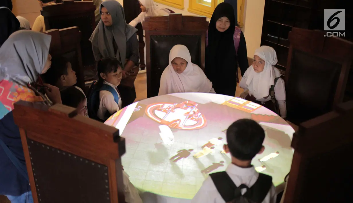 Siswa SDN Menteng Atas 05 Pagi mengamati benda bersejarah saat mengunjungi Museum Perumusan Naskah Proklamasi, Jakarta, Selasa (20/8/2019). Kunjungan tersebut merupakan bentuk pendidikan sekaligus pengenalan sejarah perjuangan Bangsa Indonesia sejak usia dini. (Liputan6.com/Faizal Fanani)
