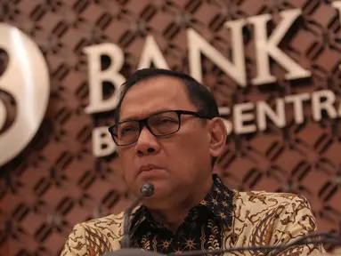 Gubernur BI Agus D.W. Martowardojo menggelar konferensi pers Triwulan III Bank Indonesia (BI) di Gedung BI, Jakarta, Selasa (17/11/2015). BI memutuskan untuk tidak mengubah suku bunga acuan (BI Rate). (Liputan6.com/Angga Yunia)