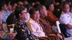 Wakil Presiden Jusuf Kalla didampingi Menhan Ryamizard Ryacudu  (kanan), Menteri Dalam Negeri Tjahjo Kumolo (kiri) saat membuka pameran Indo Defence 2016 Expo & Forum di JIExpo Kemayoran, Jakarta, Rabu (2/11). (Liputan6.com/Faizal Fanani)