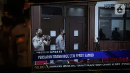 Sebuah layar TV menampilkan sidang kode etik mantan Kadiv Propam Irjen Ferdy Sambo terkait kasus pembunuhan berencana terhadap Brigadir J alias Nofryansyah Yoshua Hutabarat di Gedung TNCC Mabes Polri, Jakarta, Kamis (25/8/2022). Sidang etik Ferdy Sambo yang digelar secara tertutup ini turut menghadirkan sejumlah saksi. (Liputan6.com/Faizal Fanani)