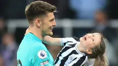 Kiper Newcastle United, Nick Pope, bercanda dengan anaknya setelah laga melawan Leicester City pada pekan ke-37 Premier League 2022-2023, Selasa (23/5/2023). Hasil imbang melawan Leicester membawa The Magpies lolos ke Liga Champions musim depan. (AFP/Lindsey Parnaby)