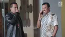 Pengacara dan juga Politisi Partai Golkar Rudi Alfonso saat menerima telepon di dalam Gedung KPK, Jakarta, Jumat (21/6/2019). Rudi Alfonso diperiksa sebagai saksi untuk tersangka Markus Nari terkait kasus korupsi pengadaan e-KTP berbasis NIK Secara Nasional. (merdeka.com/Dwi Narwoko)