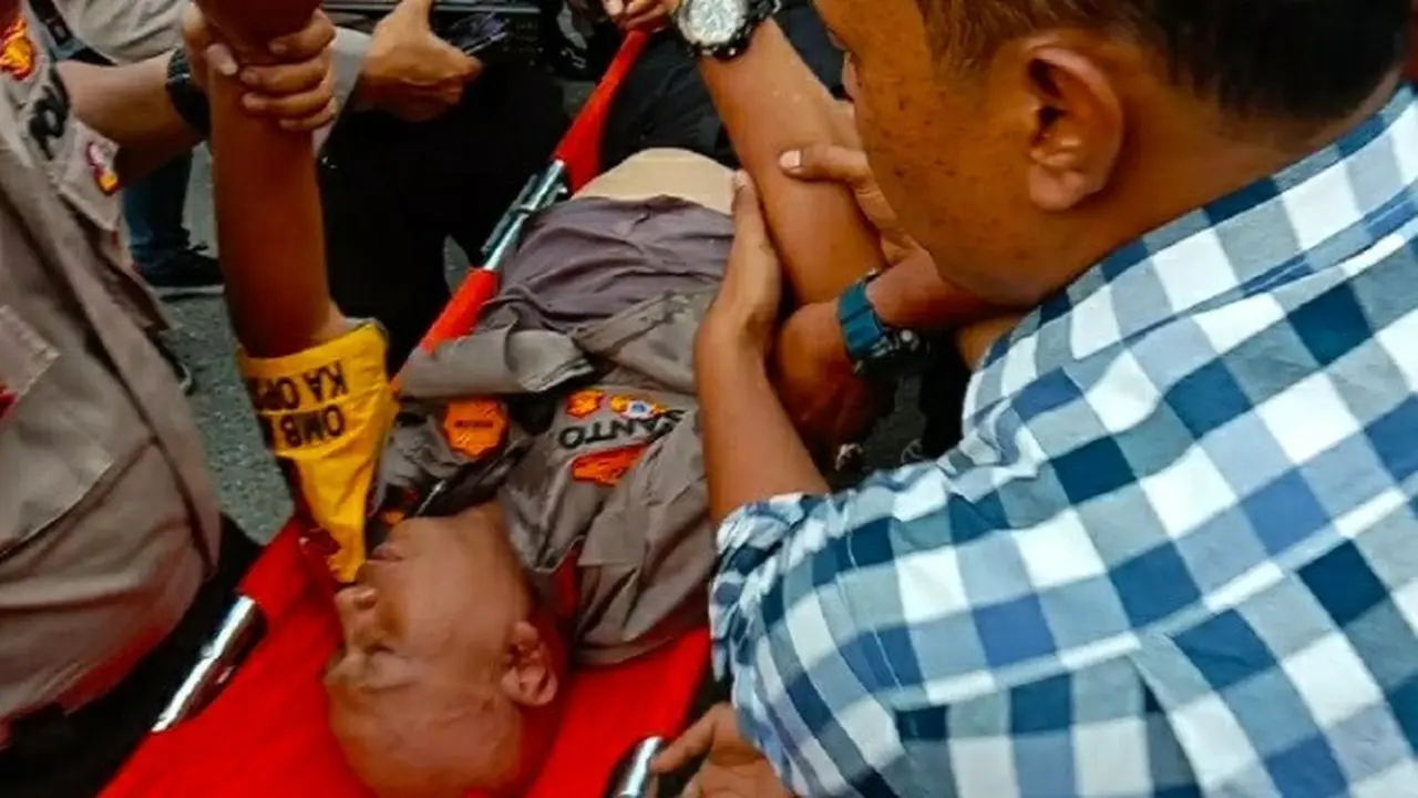 Kapolresta Pekanbaru Komisaris Besar Susanto pingsan setelah terinjak mahasiswa demo di DPRD Riau.