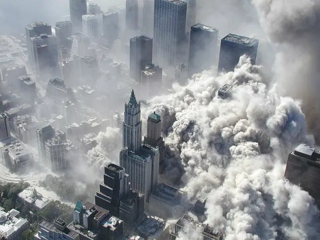Serangan 9/11. (Sumber (Flickr/9/11 WTC Photo)