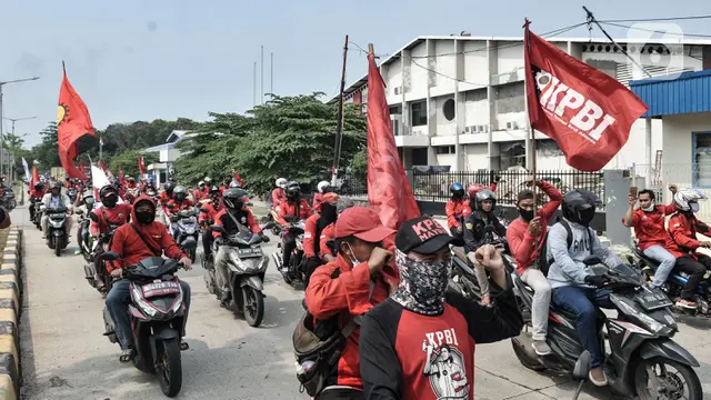 FOTO: Aksi Ratusan Buruh Jakarta Tolak UU Cipta Kerja