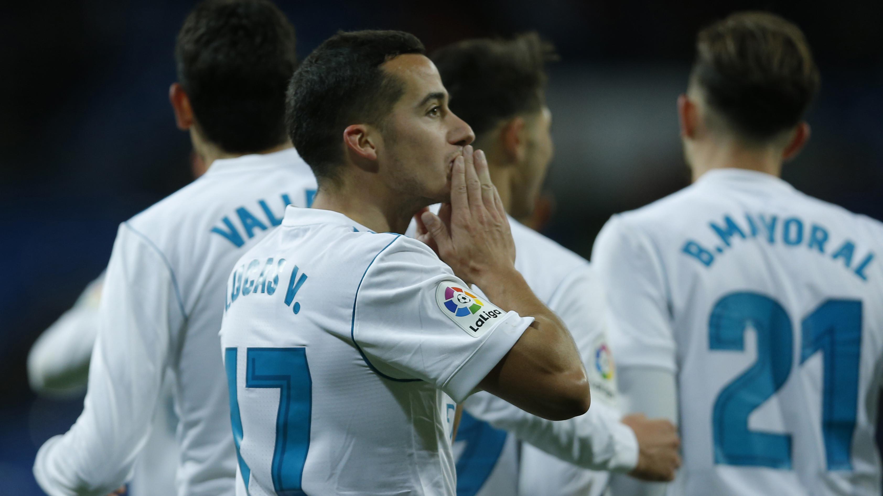 Pemain Real Madrid, Lucas Vazquez memberikan salam kepada fans usai membobol gawang Numancia pada laga Copa Del Rey di Santiago Bernabeu stadium, Madrid, (10/01/2018). Real Madrid unggul agregat 5-2 atas Numancia. (AP/Francisco Seco)